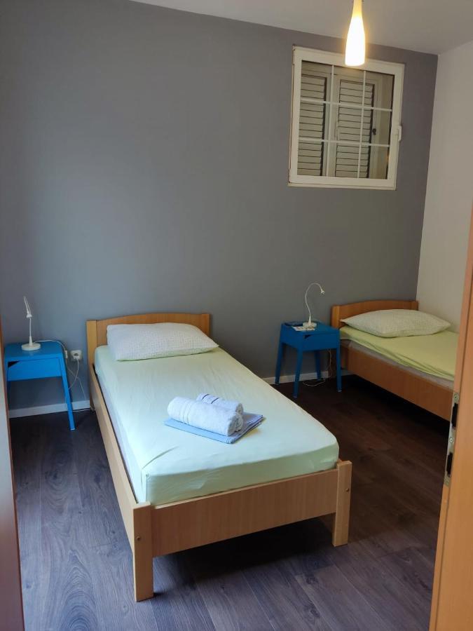 Holiday Home With Free Parking By The Beach Brela Bagian luar foto
