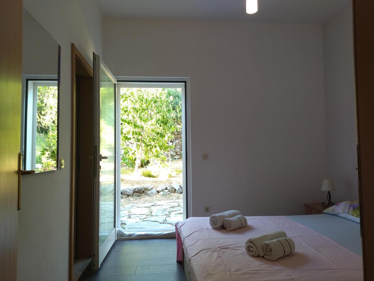Holiday Home With Free Parking By The Beach Brela Bagian luar foto