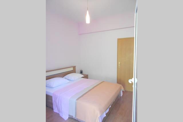 Holiday Home With Free Parking By The Beach Brela Ruang foto